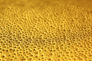 Złote krople piwa, gotującej się wody. - obrazy, fototapety, plakaty