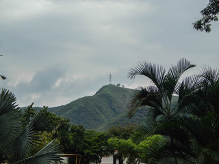 Fototapeta na wymiar Paisaje de montaña en el centro de la ciudad con el cielo gris