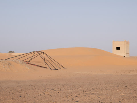 Dunas de areia com estrutura met&aacute;lica e edif&iacute;cio