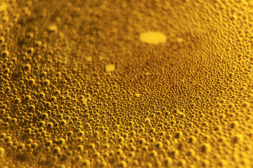 Złote krople piwa, gotującej się wody.