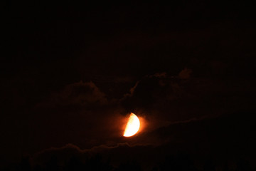 Mond und Wolken