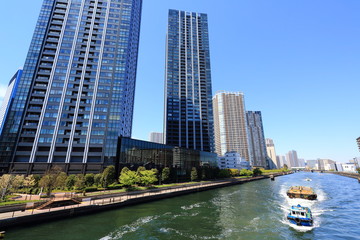 Fototapeta premium 豊洲運河を航行する船とタワーマンション