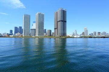 Fototapeta na wymiar 運河と晴海の高層ビル群