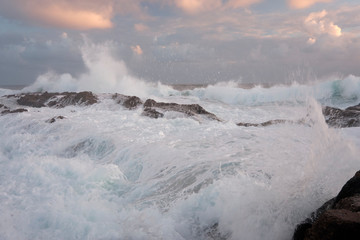 Fototapeta na wymiar Water flow motion over rocks during big swell in Australia