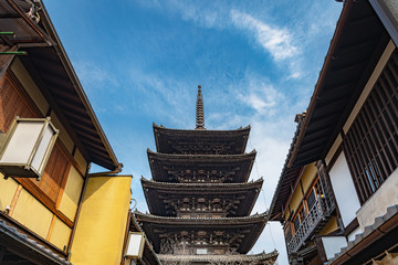Fototapeta na wymiar 古都京都　八坂の塔と東山の町並み