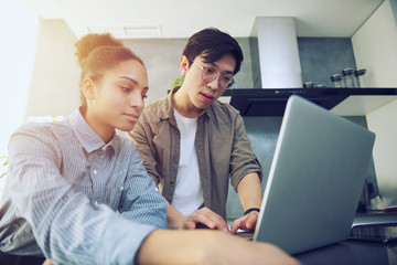 Obraz premium Businessman in office connected on internet network. concept of startup company