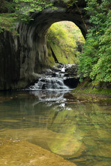 Fototapeta na wymiar 濃溝の滝　亀岩の洞窟