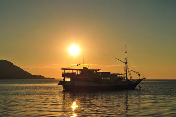 Obraz premium Sailing boat on the sea at sunset. Beautiful Sunset in tropical Komodo island, Labuan Bajo, Fores, Indonesia
