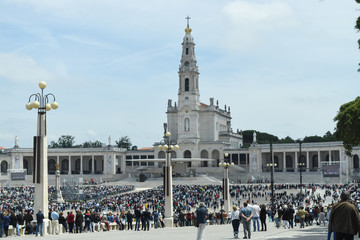 Naklejka premium A large number of people listen to church service on a huge square. 