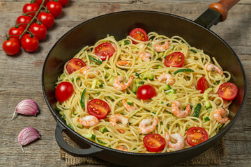 Pasta with shrimp and vegetables