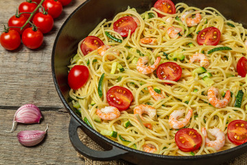 Pasta with shrimp and vegetables