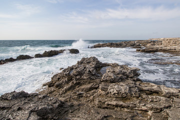 Fototapeta na wymiar Sea waves crashing against the rocks. Day