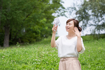 Fototapeta premium 新緑の中の女性