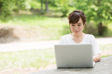 新緑の中の女性