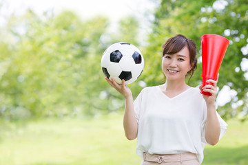 Obraz premium 新緑の中のビジネスウーマン