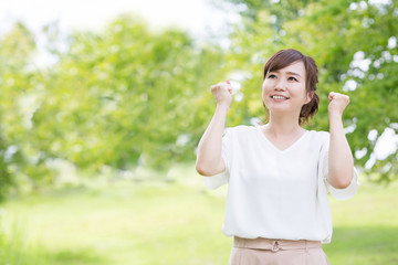 新緑の中のビジネスウーマン