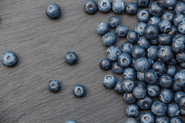 Heidelbeeren auf Schieferplatte