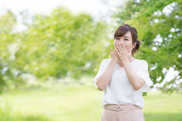 Fototapeta premium 新緑の中のビジネスウーマン