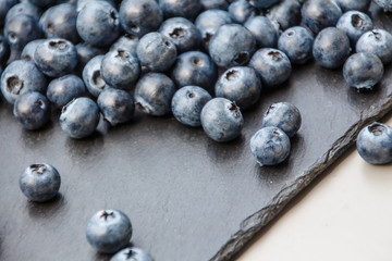 Heidelbeeren auf Schieferplatte
