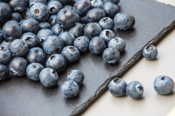 Heidelbeeren auf Schieferplatte