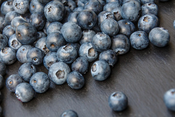 Heidelbeeren auf Schieferplatte