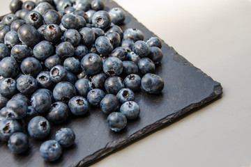 Heidelbeeren auf Schieferplatte