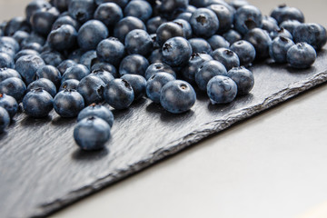 Heidelbeeren auf Schieferplatte