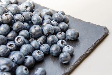 Heidelbeeren auf Schieferplatte
