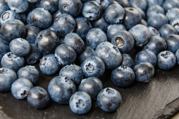 Heidelbeeren auf Schieferplatte