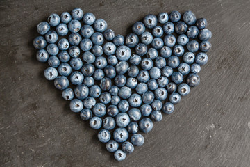 Heidelbeeren auf Schieferplatte