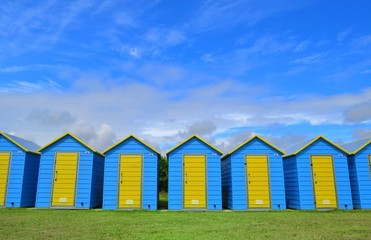 Cabines de plage bleues et jaunes