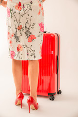 geschäftsfrau mit rotem koffer, nylons und roten pumps