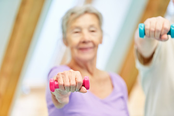 Senior Frau beim Hanteltraining in der Reha