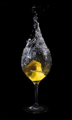 Limón splash in glass