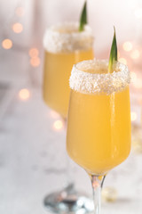 Cocktail Champagne Ananas et Noix de Coco pour faire la Fête à Noël et au Nouvel An - 283005027