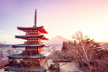 Obraz premium Fujiyoshida, Japan at Chureito Pagoda and Mt. Fuji at sunset
