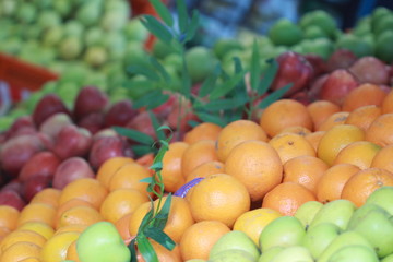 Fototapeta na wymiar oranges and apples on counter