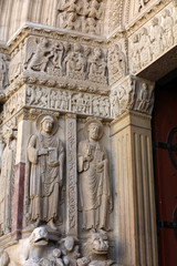 Obraz premium Statues of apostles on the west portal Saint Trophime Cathedral in Arles, France. Bouches-du-Rhone, France
