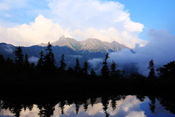 北アルプス笠ヶ岳への道　小池新道　鏡平の風景　鏡池と夕映えの槍ヶ岳