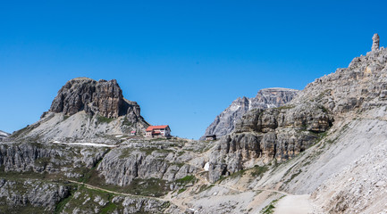 Wanderweg zu der Drei-Zinnen-Hütte in den Sextner Dolomiten, Italien