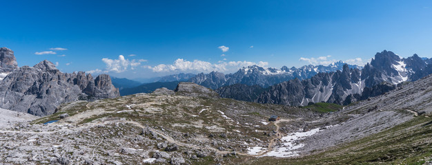 Panorama auf dem Drei-Zinnen-Wanderweg mit Blick auf die Hütte in den Sextner Dolomiten