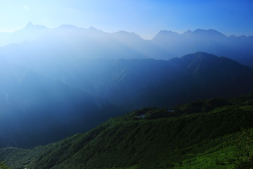 Fototapeta premium 北アルプス笠ヶ岳への道 小池新道 弓折岳から鏡平越しに槍穂高連峰を望む