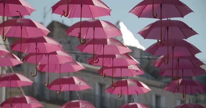 Parapluie rose dans le centre ville de Montpellier, ville situ&eacute;e dans le sud de la France