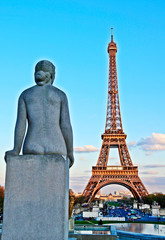 Fototapeta na wymiar Statue women looking at Torre Eiffel