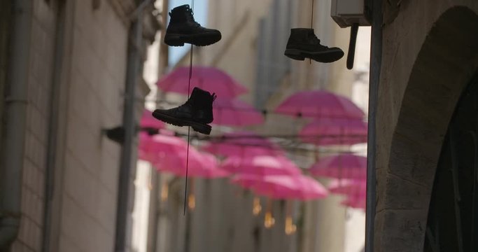 Parapluie rose dans le centre ville de Montpellier, ville situ&eacute;e dans le sud de la France