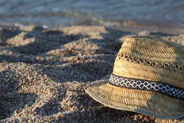 chapeaux sur le sable 
