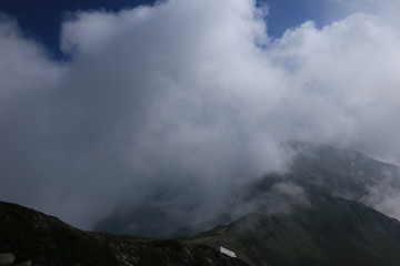 Fototapeta na wymiar 北アルプス笠ヶ岳　夏の朝　笠ヶ岳山頂からの風景　縦走路