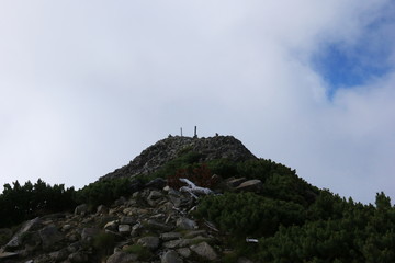 Fototapeta premium 北アルプス笠ヶ岳 夏の朝 笠ヶ岳山頂の風景