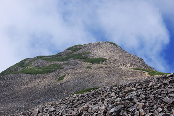 北アルプス笠ヶ岳への道　縦走路　テント場から笠ヶ岳山頂を望む