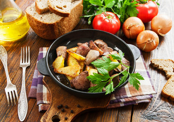 Potatoes stewed with chicken liver